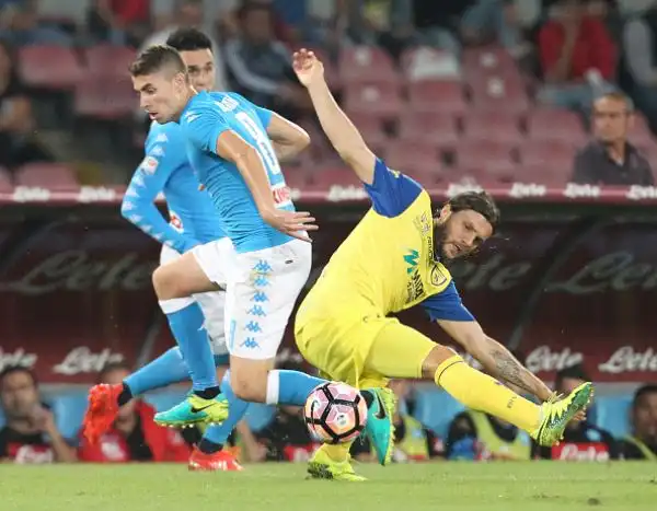 Gabbia-Hamsik, il Napoli risponde alla Juve. Gli azzurri regolano per 2-0 il Chievo.