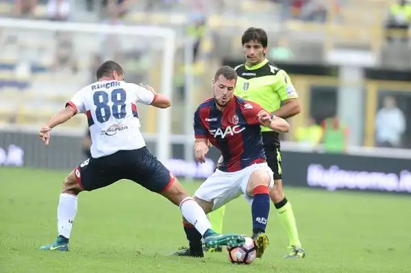 Successo esterno per il Genoa, che favorito dalla sciocca espulsione di Gastaldello (fuori per proteste), espugna il Dall'Ara grazie al gol di Giovanni Simeone, alla seconda rete consecutiva in serie