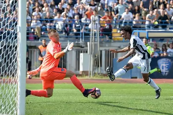 Sesta vittoria stagionale (in sette giornate) per la Juventus che si impone ad Empoli con due gol di Higuain e uno di Dybala e consolida il suo primato in classifica.