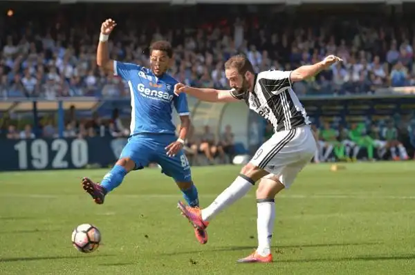 Sesta vittoria stagionale (in sette giornate) per la Juventus che si impone ad Empoli con due gol di Higuain e uno di Dybala e consolida il suo primato in classifica.