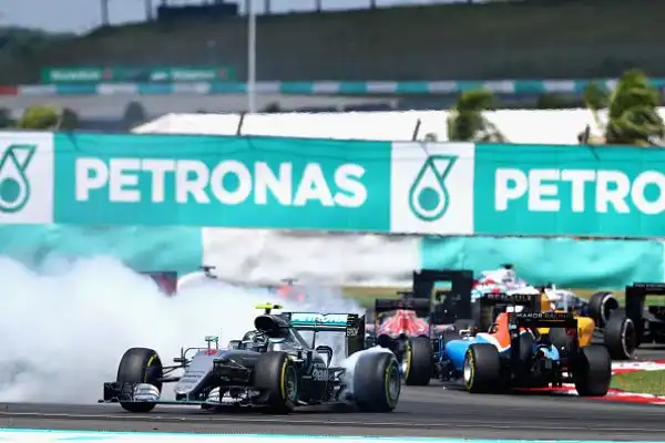 Le due Red Bull, con Ricciardo e Verstappen, completano un'insperata doppietta mentre Rosberg chiude davanti a Raikkonen, con un terzo posto che gli vale un pesantissimo +23 nel mondiale.