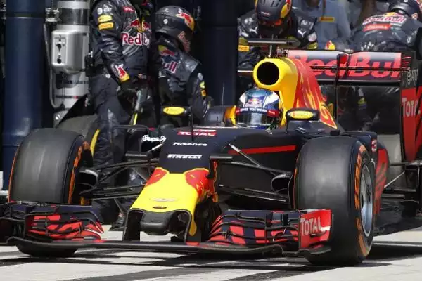 Le due Red Bull, con Ricciardo e Verstappen, completano un'isperata doppietta mentre Rosberg chiude davanti a Raikkonen, con un terzo posto che gli vale un pesantissimo +23 nel mondiale.