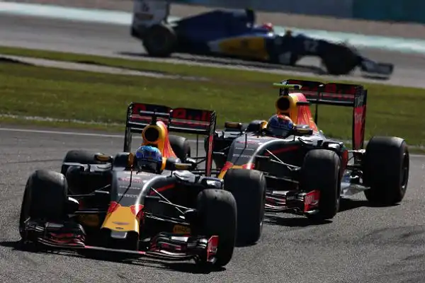 Le due Red Bull, con Ricciardo e Verstappen, completano un'insperata doppietta mentre Rosberg chiude davanti a Raikkonen, con un terzo posto che gli vale un pesantissimo +23 nel mondiale.