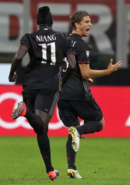 I rossoneri, sotto per 3-1, ribaltano il risultato segnando tre gol in pochi minuti. Neroverdi furiosi con l'arbitro per un rigore non concesso nel primo tempo e per il penalty assegnato a Niang.
