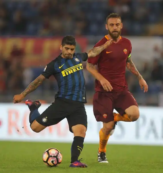 Bella partita all'Olimpico con la Roma subito in vantaggio con Dzeko e l'Inter che insegue a lungo fino al pari di Banega. Nel finale Manolas regala i tre punti alla Roma.