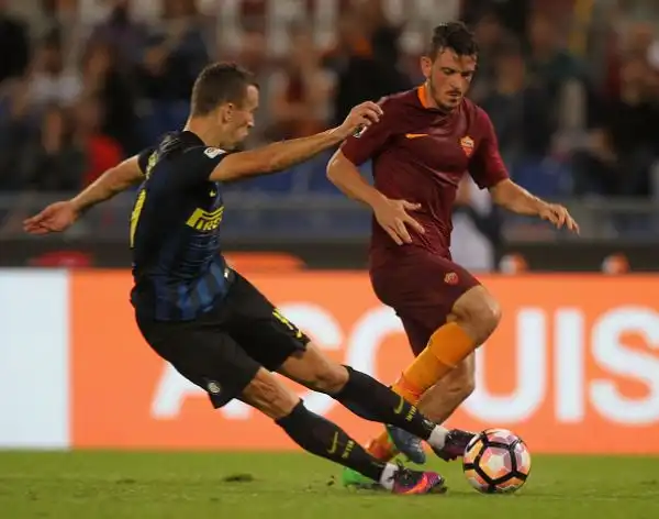 Bella partita all'Olimpico con la Roma subito in vantaggio con Dzeko e l'Inter che insegue a lungo fino al pari di Banega. Nel finale Manolas regala i tre punti alla Roma.