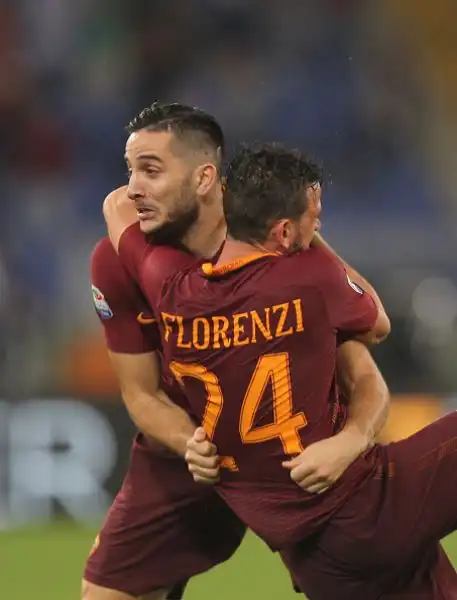 Bella partita all'Olimpico con la Roma subito in vantaggio con Dzeko e l'Inter che insegue a lungo fino al pari di Banega. Nel finale Manolas regala i tre punti alla Roma.