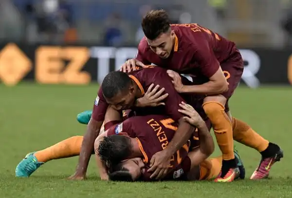 Bella partita all'Olimpico con la Roma subito in vantaggio con Dzeko e l'Inter che insegue a lungo fino al pari di Banega. Nel finale Manolas regala i tre punti alla Roma.