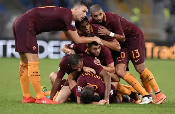 Bella partita all'Olimpico con la Roma subito in vantaggio con Dzeko e l'Inter che insegue a lungo fino al pari di Banega. Nel finale Manolas regala i tre punti alla Roma.