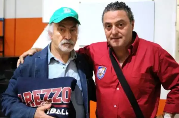 A differenza di quasi tutti i club delle province toscane, Arezzo non ha mai sentito nemmeno  il profumo della A. Enrico Campana è stato ospite della Scuola Basket Arezzo.