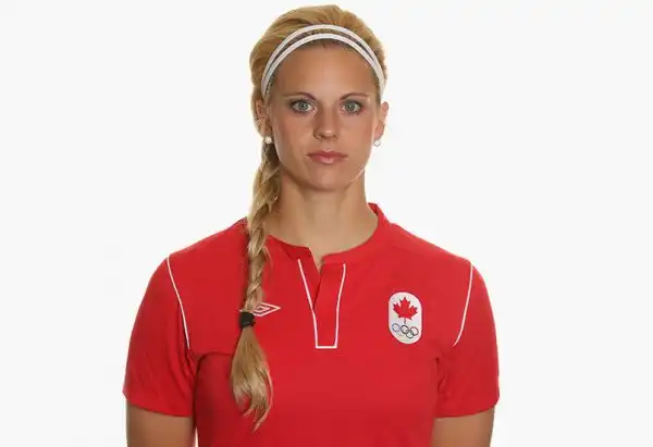 Nata negli Stati uniti, difensore della nazionale canadese e medaglia di bronzo alle olimpiadi di Londra 2012, è anche una bellissima modella e affermata allenatrice di fitness!