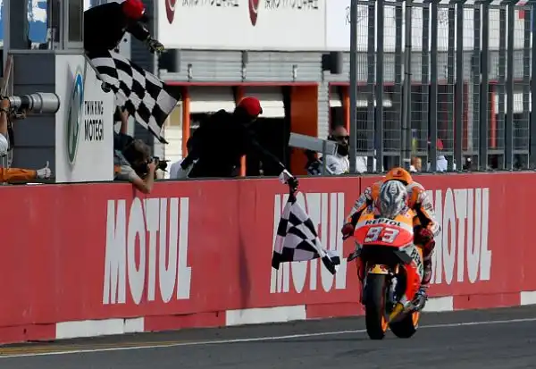 Marquez è già campione, Lorenzo e Vale ko. Incredibile epilogo del Gran Premio del Giappone, trionfa il centauro della Honda.