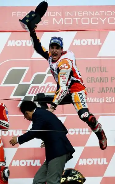 Marquez è già campione, Lorenzo e Vale ko. Incredibile epilogo del Gran Premio del Giappone, trionfa il centauro della Honda.
