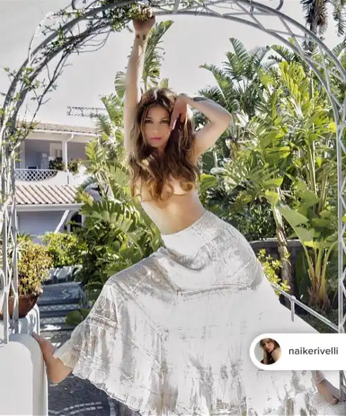 L'attrice, modella e cantante, figlia di Ornella Muti, non finisce mai di giocare con la sua sensualità, per il piacere di tutti i suoi fan su Instagram.