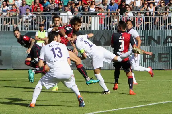 Partita pirotecnica al Sant'Elia: la Fiorentina si impone per 5-3 con tripletta di Kalinic e doppietta di Bernadeschi. Di Di Gennaro, Capuano e Borriello i gol rossoblu.