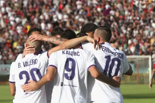 Partita pirotecnica al Sant'Elia: la Fiorentina si impone per 5-3 con tripletta di Kalinic e doppietta di Bernadeschi. Di Di Gennaro, Capuano e Borriello i gol rossoblu.
