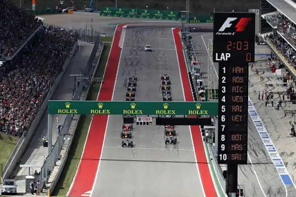 Lewis Hamilton si aggiudica la battaglia di Austin, ma Nico Rosberg, secondo, vede il traguardo. Il ferrarista Vettel quarto alle spalle di Ricciardo. Ritiro per Raikkonene e Verstappen.