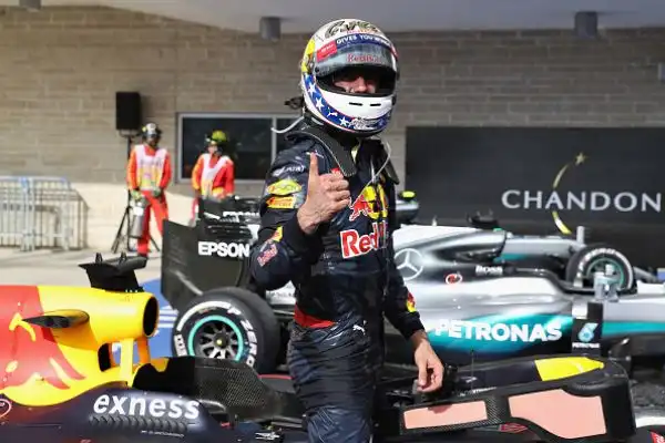 Lewis Hamilton si aggiudica la battaglia di Austin, ma Nico Rosberg, secondo, vede il traguardo. Il ferrarista Vettel quarto alle spalle di Ricciardo. Ritiro per Raikkonene e Verstappen.