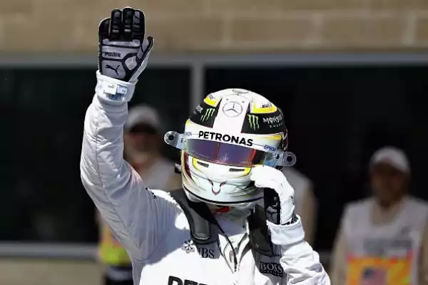 Lewis Hamilton non ha intenzione di arrendersi. Il campione del mondo in carica ha infatti conquistato la pole position nel Gran Premio degli Stati Uniti.