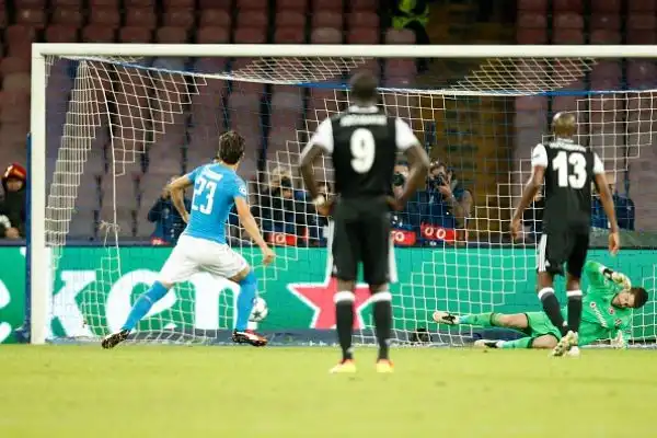 Il Napoli di Maurizio Sarri cade al San Paolo contro il Besiktas. Dopo avere recuperato due volte lo svantaggio, gli azzurri subiscono il colpo del ko a 5 minuti dalla fine.