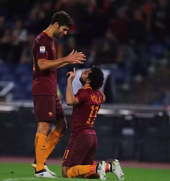 La Roma rispetta il pronostico e fa suo con facilità il posticipo della nona giornata con le reti di Dzeko, Salah, Parfedese ed El Shaarawy. Di Quaison il gol rosanero.