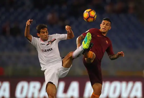La Roma rispetta il pronostico e fa suo con facilità il posticipo della nona giornata con le reti di Dzeko, Salah, Parfedese ed El Shaarawy. Di Quaison il gol rosanero.