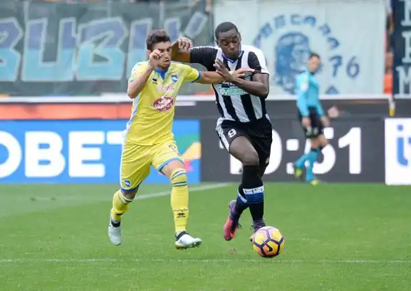 L'Udinese piega il Pescara e torna alla vittoria nell'anticipo della nona giornata di serie A. Primo successo della gestione Del Neri mentre i friulani riassaporano i tre punti dopo cinque turni.