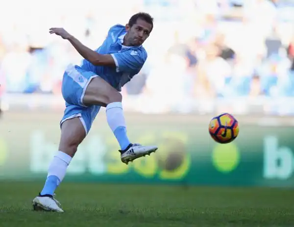 Successo interno per la Lazio, che si impone contro il Sassuolo grazie a Lulic (rete in fuorigioco) e Immobile (nono gol in campionato). I neroverdi dimezzano lo svantaggio con Defrel ma non basta.