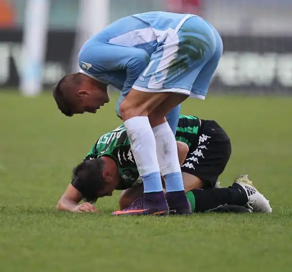 Successo interno per la Lazio, che si impone contro il Sassuolo grazie a Lulic (rete in fuorigioco) e Immobile (nono gol in campionato). I neroverdi dimezzano lo svantaggio con Defrel ma non basta.