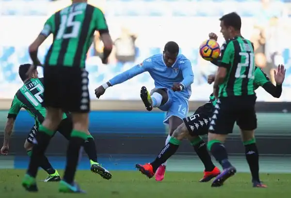 Successo interno per la Lazio, che si impone contro il Sassuolo grazie a Lulic (rete in fuorigioco) e Immobile (nono gol in campionato). I neroverdi dimezzano lo svantaggio con Defrel ma non basta.