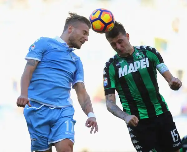 Successo interno per la Lazio, che si impone contro il Sassuolo grazie a Lulic (rete in fuorigioco) e Immobile (nono gol in campionato). I neroverdi dimezzano lo svantaggio con Defrel ma non basta.