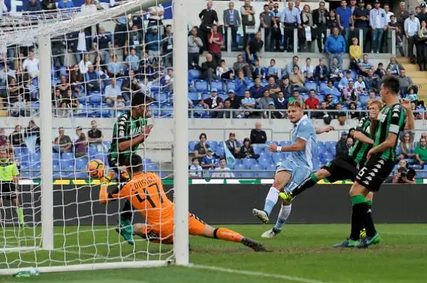 Successo interno per la Lazio, che si impone contro il Sassuolo grazie a Lulic (rete in fuorigioco) e Immobile (nono gol in campionato). I neroverdi dimezzano lo svantaggio con Defrel ma non basta.