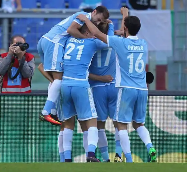 Successo interno per la Lazio, che si impone contro il Sassuolo grazie a Lulic (rete in fuorigioco) e Immobile (nono gol in campionato). I neroverdi dimezzano lo svantaggio con Defrel ma non basta.