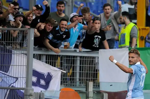 Successo interno per la Lazio, che si impone contro il Sassuolo grazie a Lulic (rete in fuorigioco) e Immobile (nono gol in campionato). I neroverdi dimezzano lo svantaggio con Defrel ma non basta.