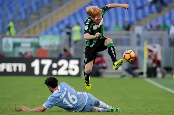 Successo interno per la Lazio, che si impone contro il Sassuolo grazie a Lulic (rete in fuorigioco) e Immobile (nono gol in campionato). I neroverdi dimezzano lo svantaggio con Defrel ma non basta.