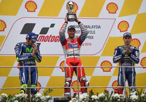 Dovizioso vince dopo 7 anni, Rossi secondo. In Malesia a terra sia Marquez sia Iannone.