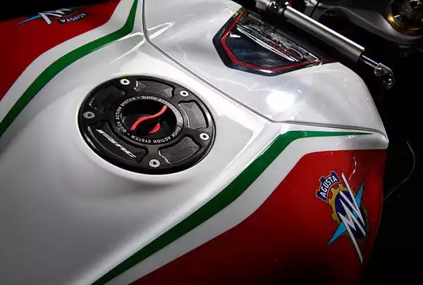 Nuovo kit racing e livrea WSBK 2016 per il top di gamma di casa MV Agusta che porta su strada e in pista la suggestione delle competizioni del campionato mondiale Superbike.