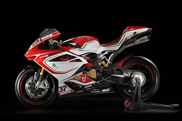 Nuovo kit racing e livrea WSBK 2016 per il top di gamma di casa MV Agusta che porta su strada e in pista la suggestione delle competizioni del campionato mondiale Superbike.