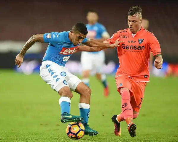 Tre punti più sofferti del previsto per il Napoli, impegnato in casa contro l'Empoli: la squadra di Sarri si impone per 2-0 con Mertens e Chiriches