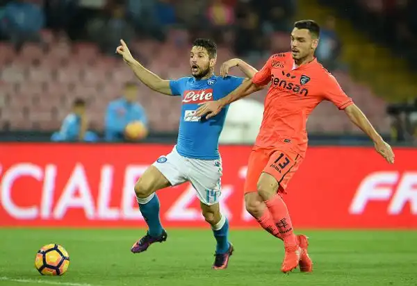 Tre punti più sofferti del previsto per il Napoli, impegnato in casa contro l'Empoli: la squadra di Sarri si impone per 2-0 con Mertens e Chiriches
