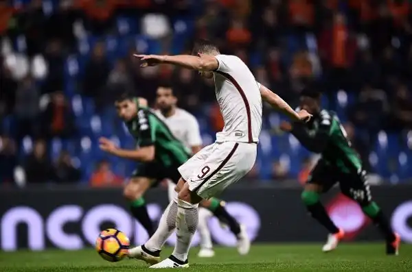 Successo in rimonta per la Roma, che sotto 1-0 (Cannavaro) si sveglia, colpisce due traverse e poi ribalta la partita e vince 3-1 con la doppietta di Dzeko e Nainggolan.