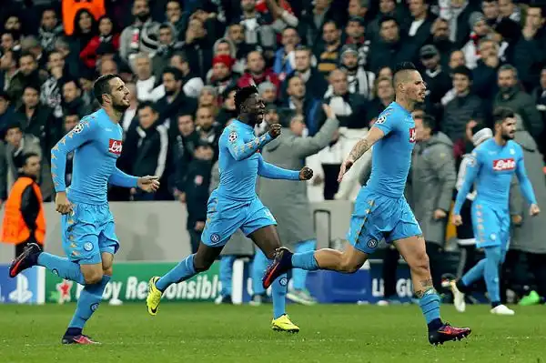 In Turchia il Napoli gioca bene e crea numerose occasioni da gol ma il pari arriva nel finale grazie a capitan Hamsik dopo il vantaggio beffa su rigore di Quaresma.