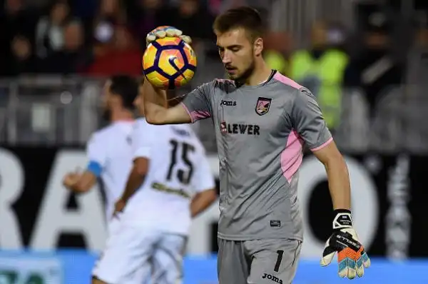 Il Cagliari batte il Palermo in casa nel posticipo. I rossoblu, spinti dalla doppietta di Dessena, tornano al successo dopo due sconfitte consecutive e risalgono al nono posto in classifica.