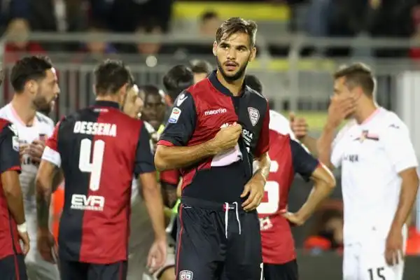 Il Cagliari batte il Palermo in casa nel posticipo. I rossoblu, spinti dalla doppietta di Dessena, tornano al successo dopo due sconfitte consecutive e risalgono al nono posto in classifica.