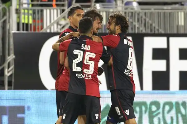 Il Cagliari batte il Palermo in casa nel posticipo. I rossoblu, spinti dalla doppietta di Dessena, tornano al successo dopo due sconfitte consecutive e risalgono al nono posto in classifica.