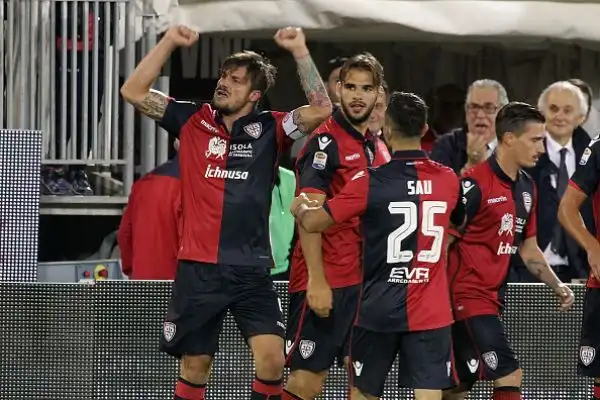 Il Cagliari batte il Palermo in casa nel posticipo. I rossoblu, spinti dalla doppietta di Dessena, tornano al successo dopo due sconfitte consecutive e risalgono al nono posto in classifica.