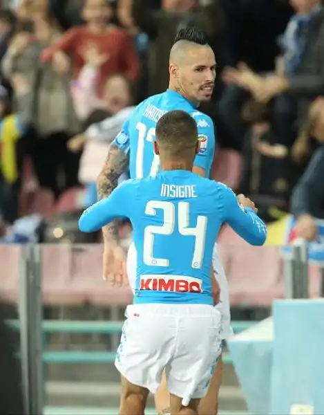 Il Napoli ha tenuto di più il pallone soprattutto nel secondo tempo, ma la squadra di Sarri paga la sterilità del proprio attacco e l'ingenuità del pareggio subito appena dopo il gol di Hamsik.