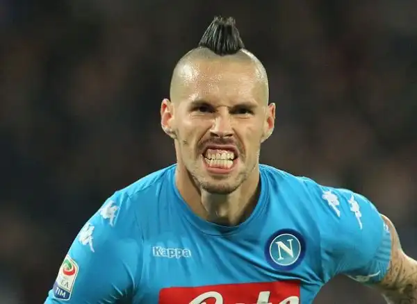 Il Napoli ha tenuto di più il pallone soprattutto nel secondo tempo, ma la squadra di Sarri paga la sterilità del proprio attacco e l'ingenuità del pareggio subito appena dopo il gol di Hamsik.