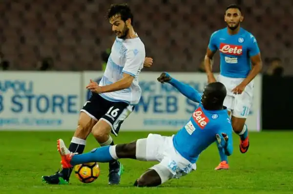 Il Napoli ha tenuto di più il pallone soprattutto nel secondo tempo, ma la squadra di Sarri paga la sterilità del proprio attacco e l'ingenuità del pareggio subito appena dopo il gol di Hamsik.