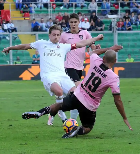 I rossoneri scardinano la resistenza dei rosanero con i gol di Suso e il primo gol in Serie A di Lapadula, del solito Nestorovski il gol del momentaneo pareggio del Palermo.